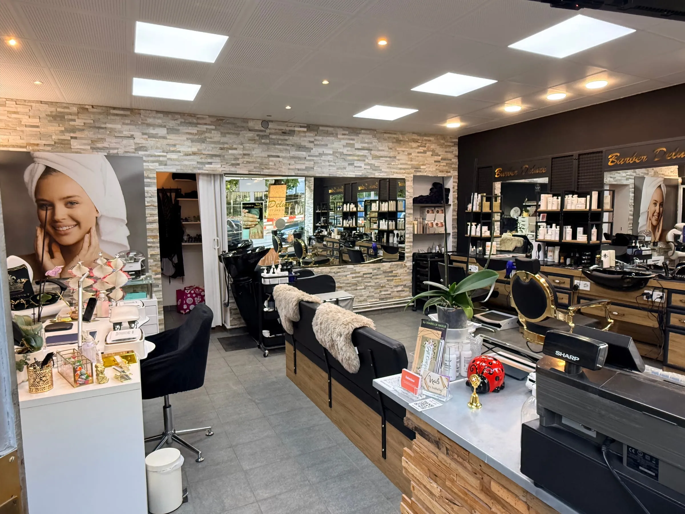 Intérieur du salon Look Deluxe aux Eaux-Vives