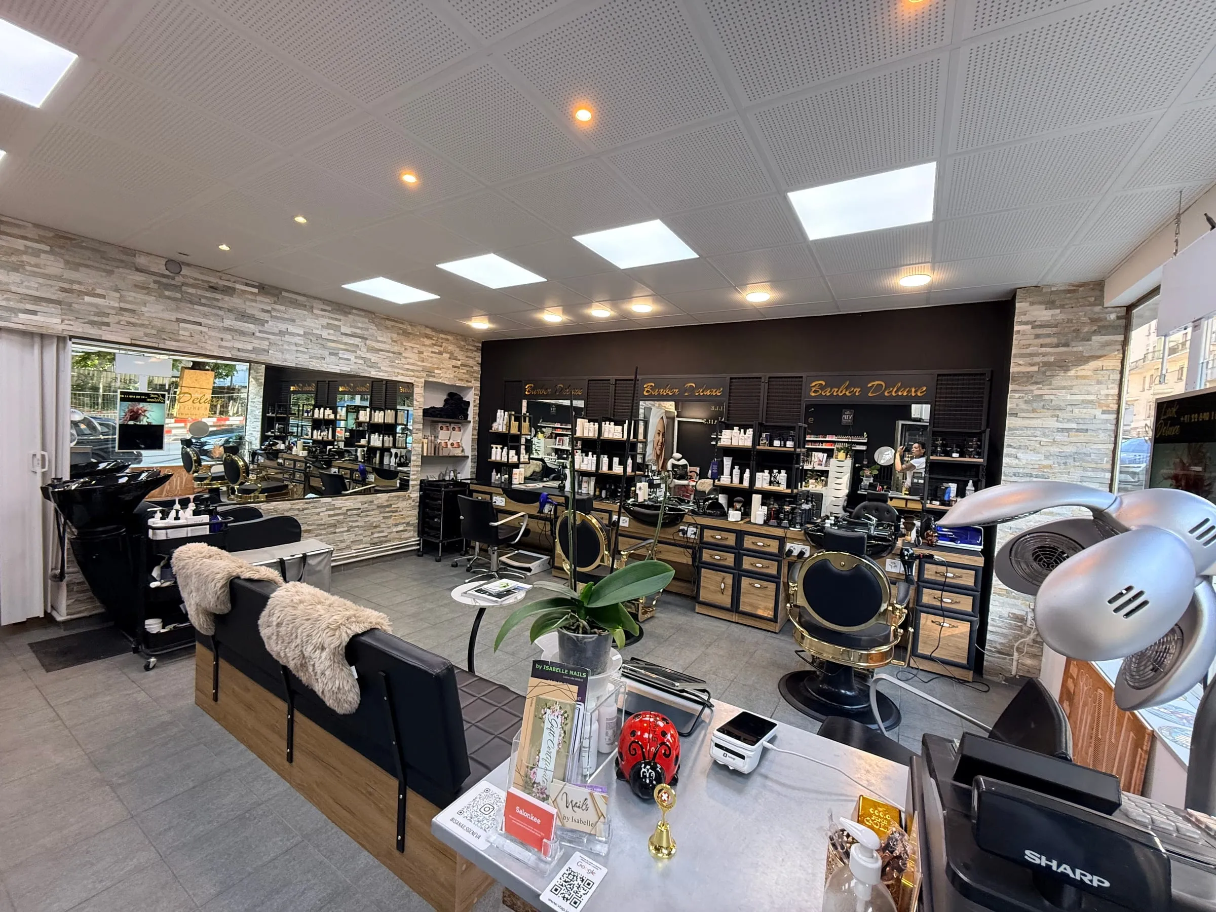 Espace coiffure de Look Deluxe aux Eaux-Vives : postes de coiffage et casques séchoirs